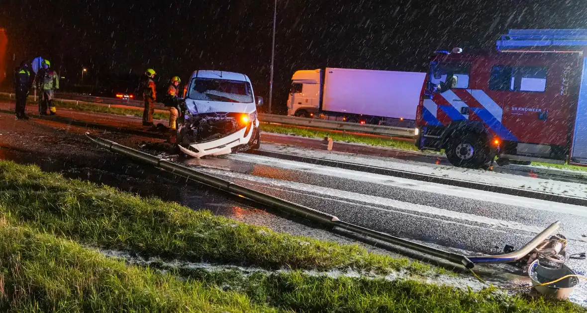 Automobilist verliest macht over stuur en botst op lantaarnpaal