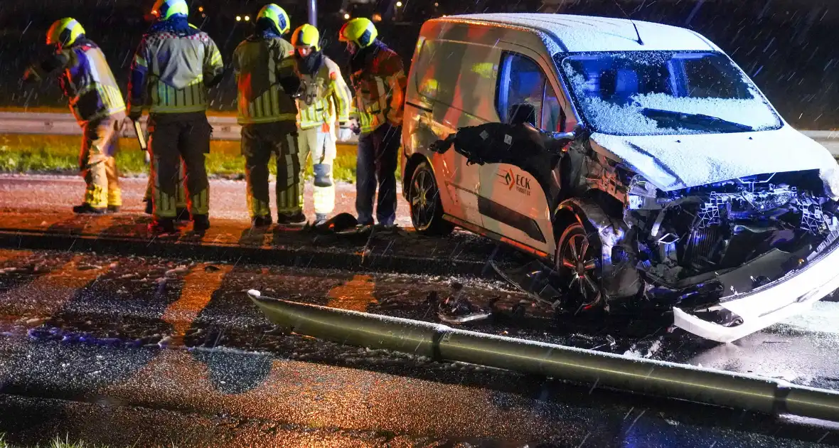 Automobilist verliest macht over stuur en botst op lantaarnpaal - Foto 1