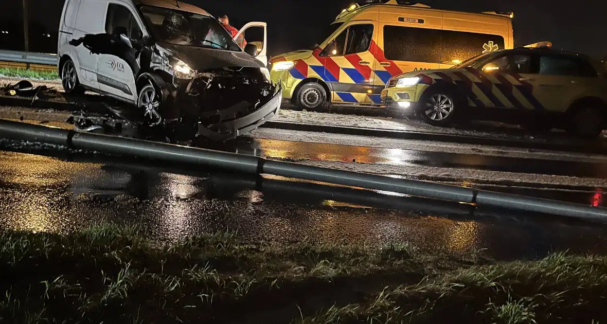 Automobilist verliest macht over stuur en botst op lantaarnpaal - Foto 10