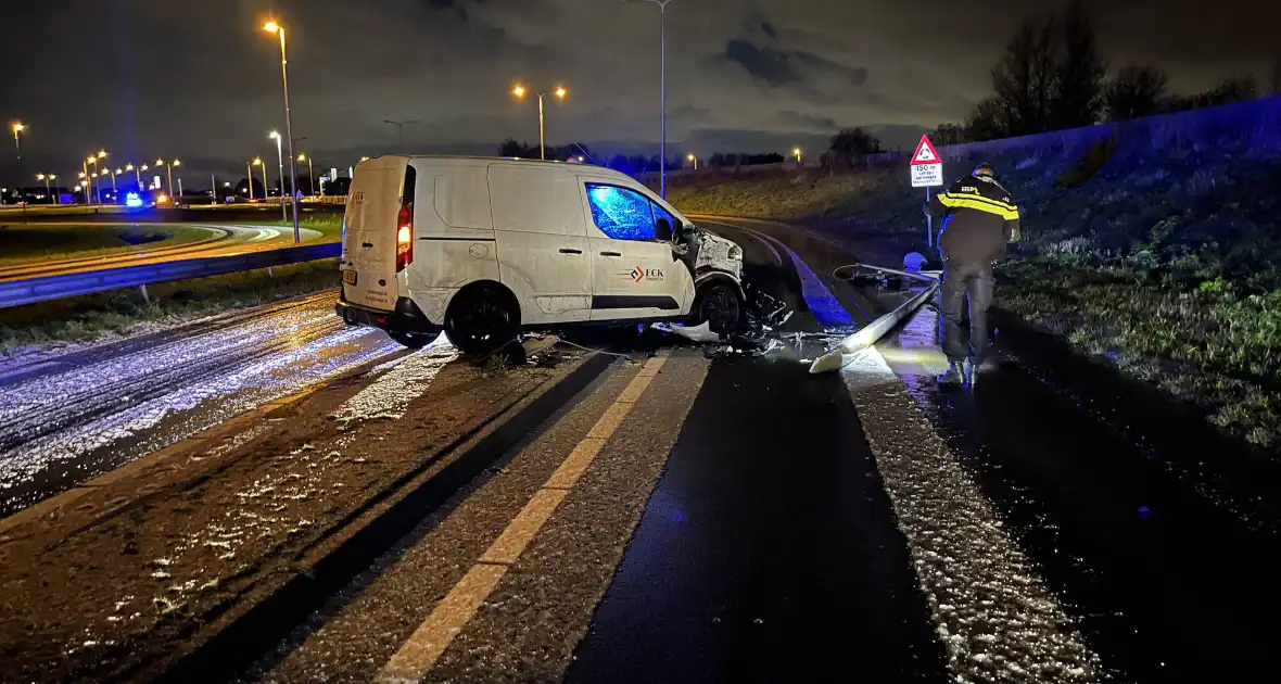 Automobilist verliest macht over stuur en botst op lantaarnpaal - Foto 11