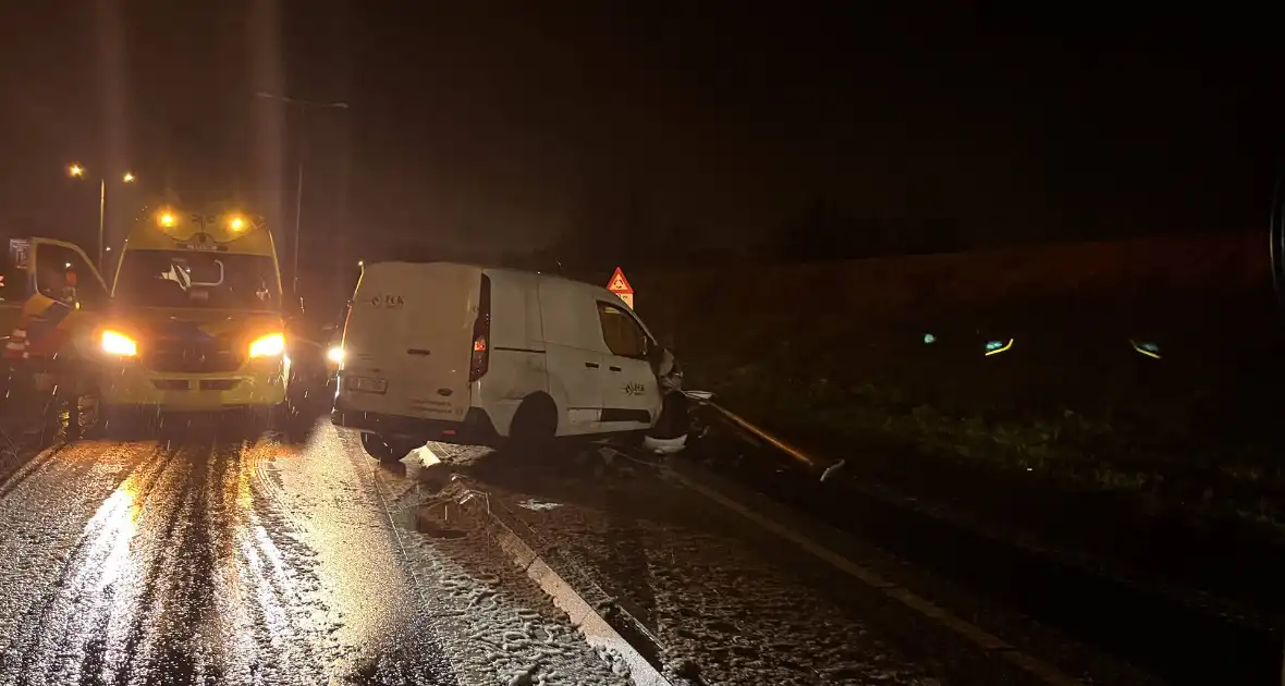 Automobilist verliest macht over stuur en botst op lantaarnpaal - Foto 12