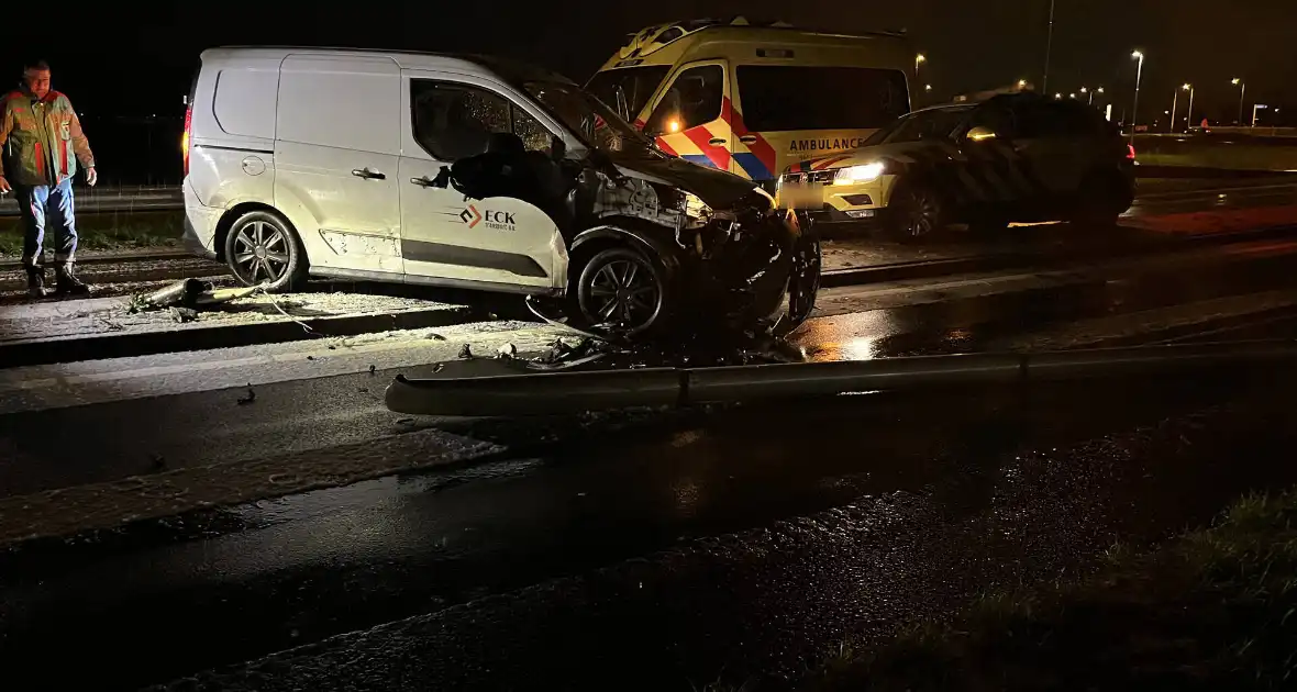 Automobilist verliest macht over stuur en botst op lantaarnpaal - Foto 13