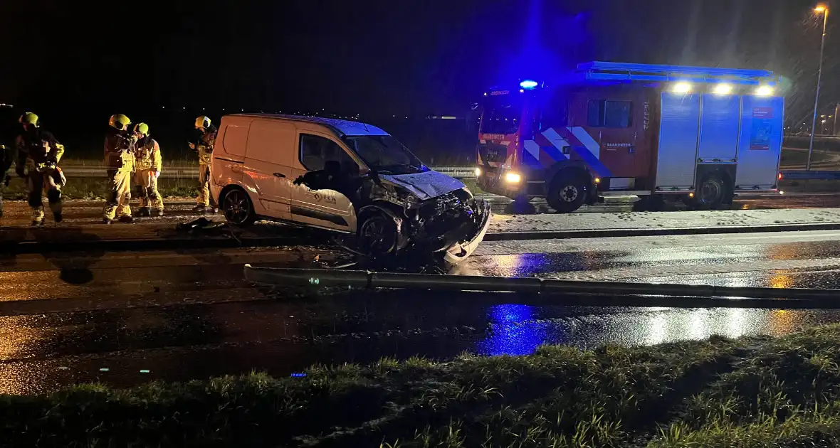 Automobilist verliest macht over stuur en botst op lantaarnpaal - Foto 14