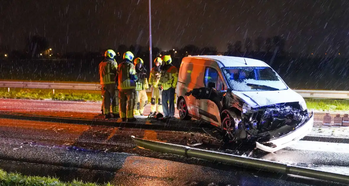 Automobilist verliest macht over stuur en botst op lantaarnpaal - Foto 2