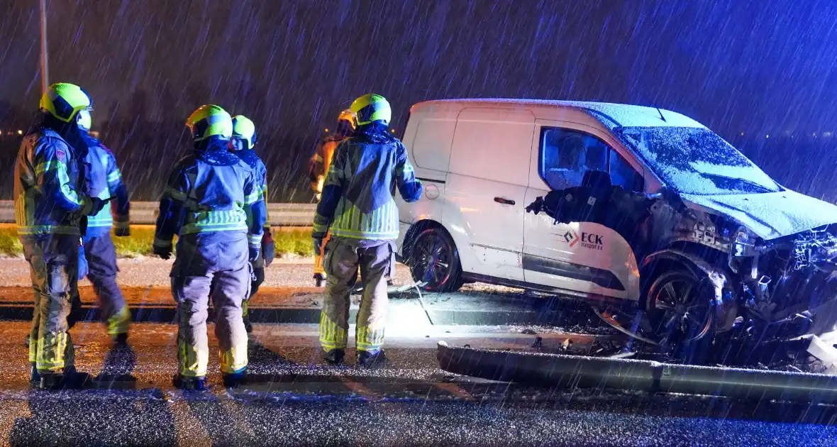 Automobilist verliest macht over stuur en botst op lantaarnpaal - Foto 3