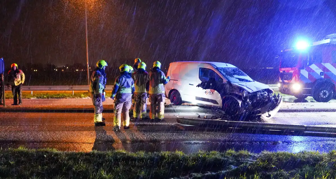 Automobilist verliest macht over stuur en botst op lantaarnpaal - Foto 4