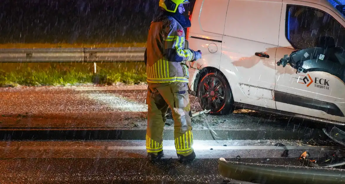 Automobilist verliest macht over stuur en botst op lantaarnpaal - Foto 5