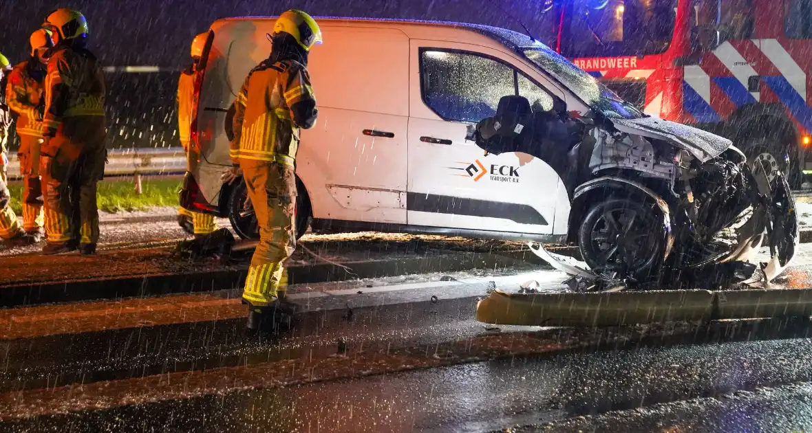 Automobilist verliest macht over stuur en botst op lantaarnpaal - Foto 6