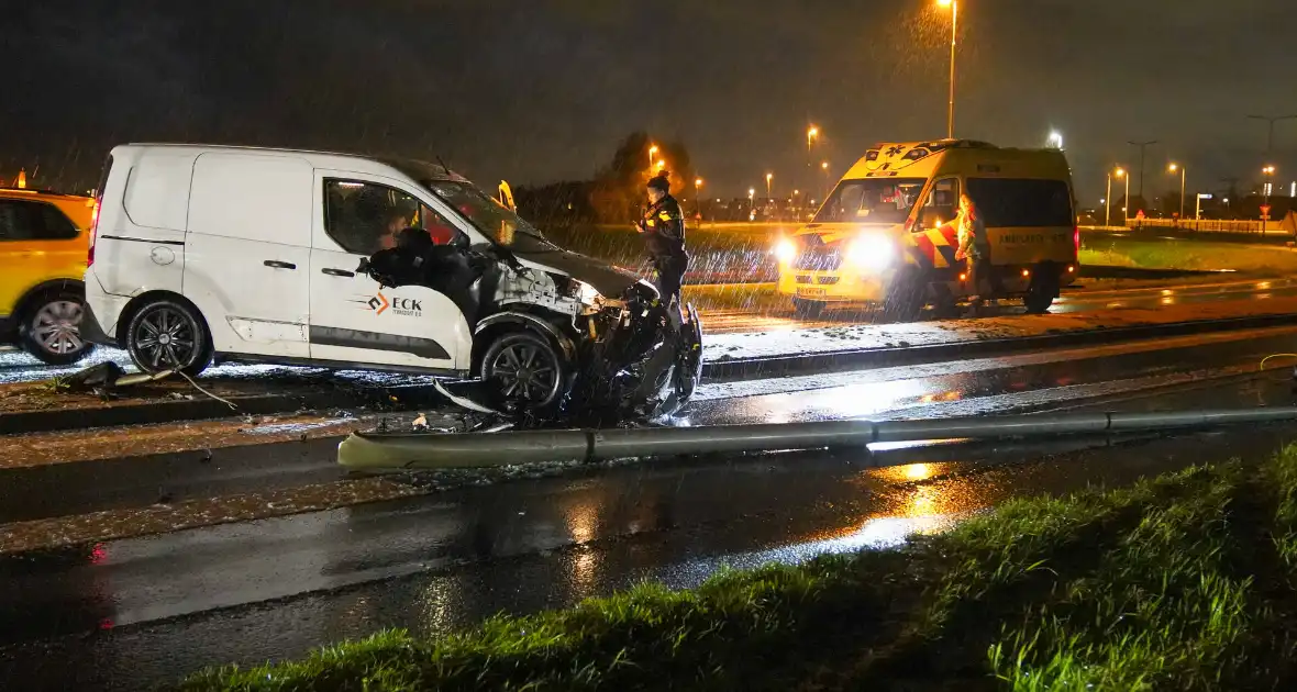 Automobilist verliest macht over stuur en botst op lantaarnpaal - Foto 7