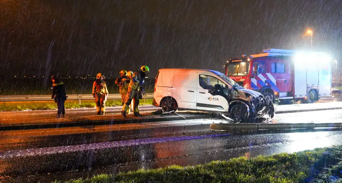 Automobilist verliest macht over stuur en botst op lantaarnpaal - Foto 8