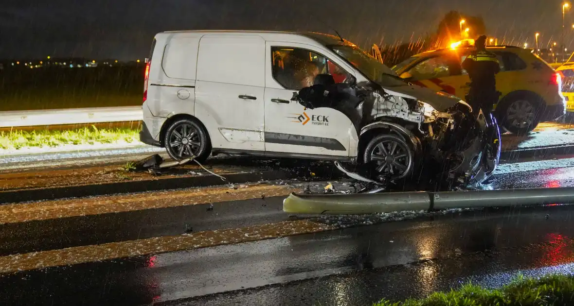 Automobilist verliest macht over stuur en botst op lantaarnpaal - Foto 9