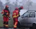 Brandweer blust brandend voertuig