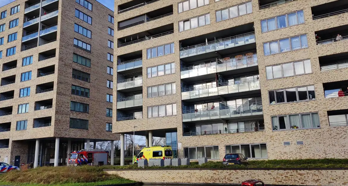 Brommobiel met twee inzittenden belandt in water