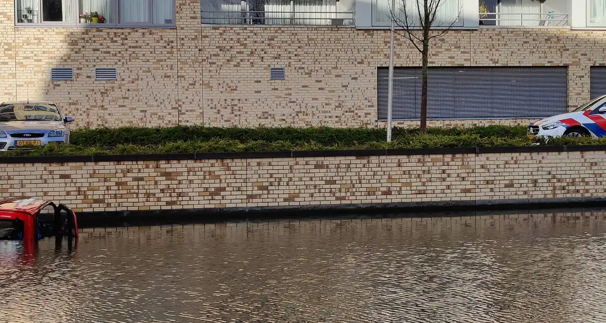 Brommobiel met twee inzittenden belandt in water - Foto 1