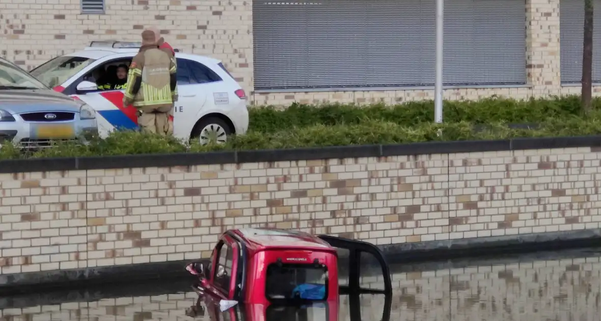 Brommobiel met twee inzittenden belandt in water - Foto 2