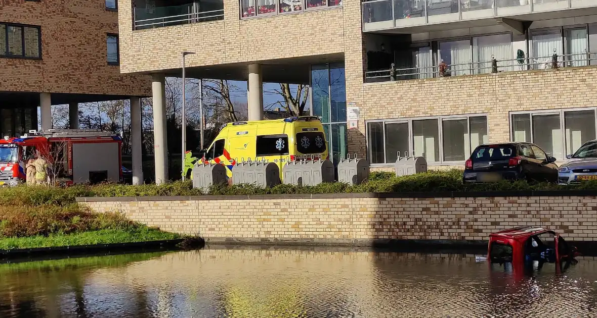 Brommobiel met twee inzittenden belandt in water - Foto 3
