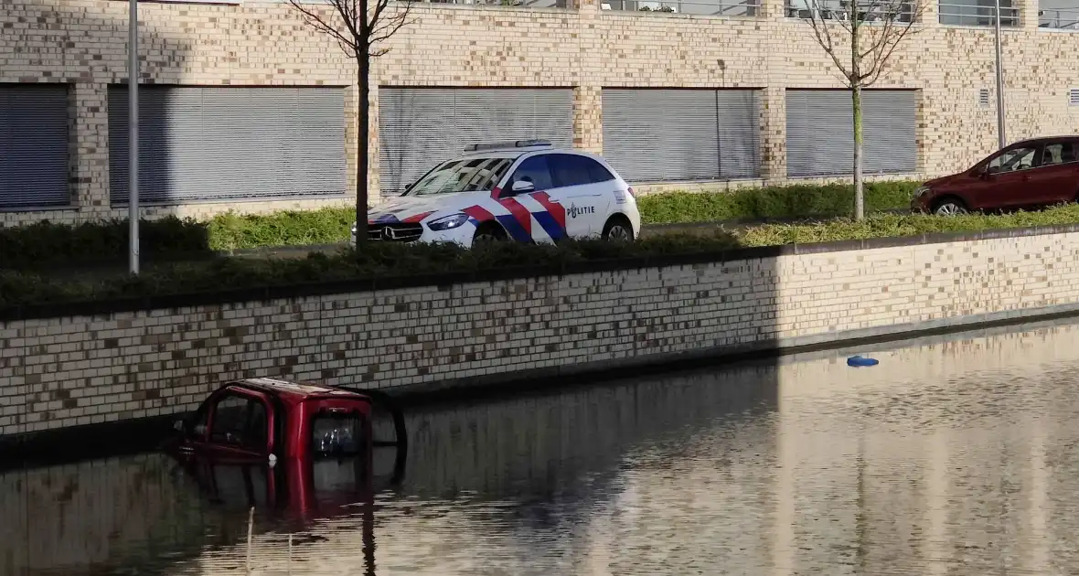 Brommobiel met twee inzittenden belandt in water - Foto 4