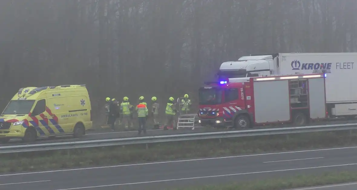 Chauffeur bevrijdt door brandweer bij botsing tussen vrachtwagens