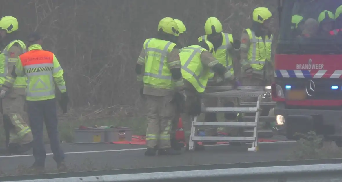 Chauffeur bevrijdt door brandweer bij botsing tussen vrachtwagens - Foto 1