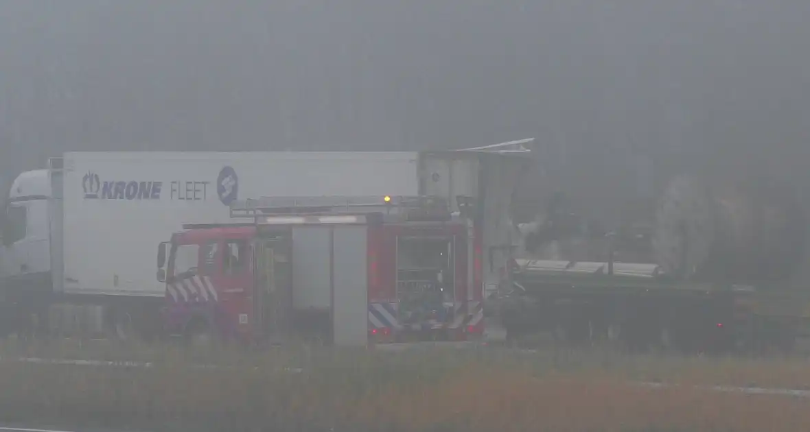 Chauffeur bevrijdt door brandweer bij botsing tussen vrachtwagens - Foto 12