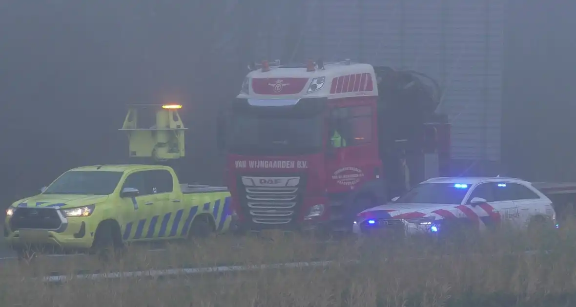 Chauffeur bevrijdt door brandweer bij botsing tussen vrachtwagens - Foto 2