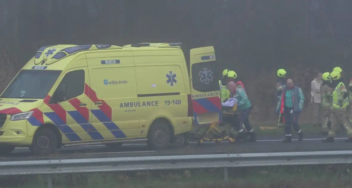 Chauffeur bevrijdt door brandweer bij botsing tussen vrachtwagens - Foto 3