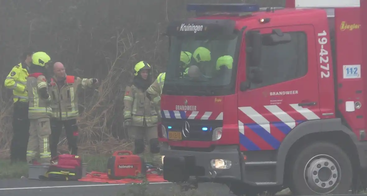 Chauffeur bevrijdt door brandweer bij botsing tussen vrachtwagens - Foto 4