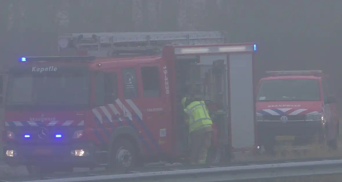 Chauffeur bevrijdt door brandweer bij botsing tussen vrachtwagens - Foto 5