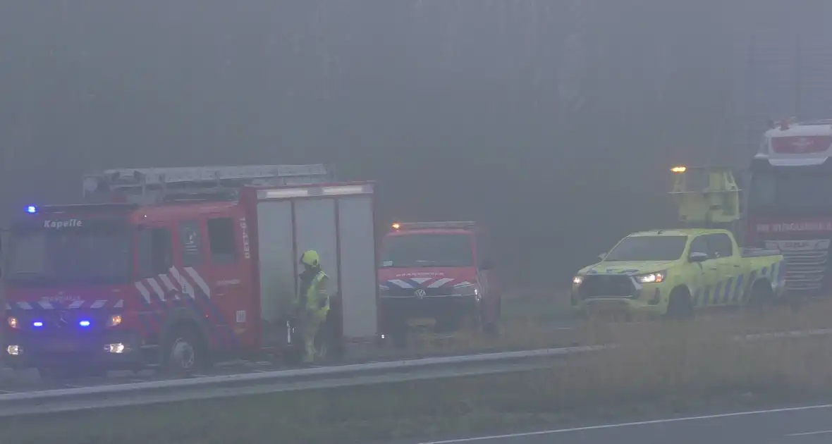 Chauffeur bevrijdt door brandweer bij botsing tussen vrachtwagens - Foto 7