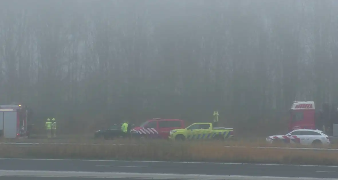 Chauffeur bevrijdt door brandweer bij botsing tussen vrachtwagens - Foto 8