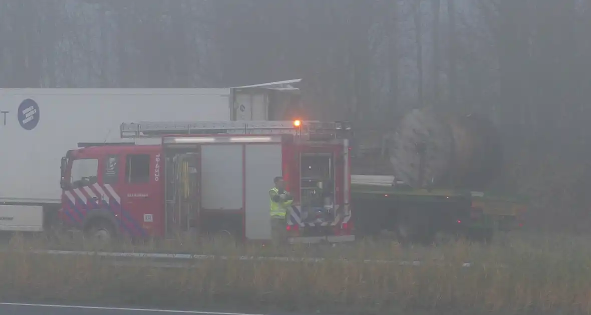 Chauffeur bevrijdt door brandweer bij botsing tussen vrachtwagens - Foto 9