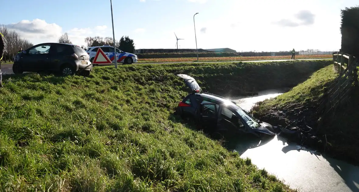 Auto belandt in sloot bij botsing