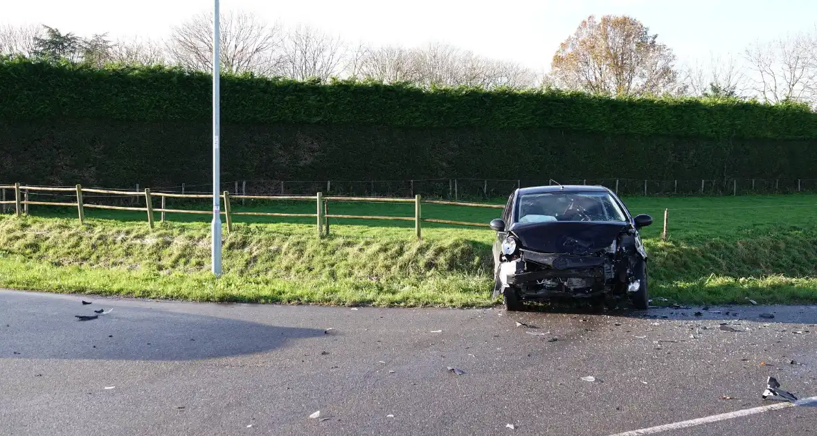 Auto belandt in sloot bij botsing - Foto 2