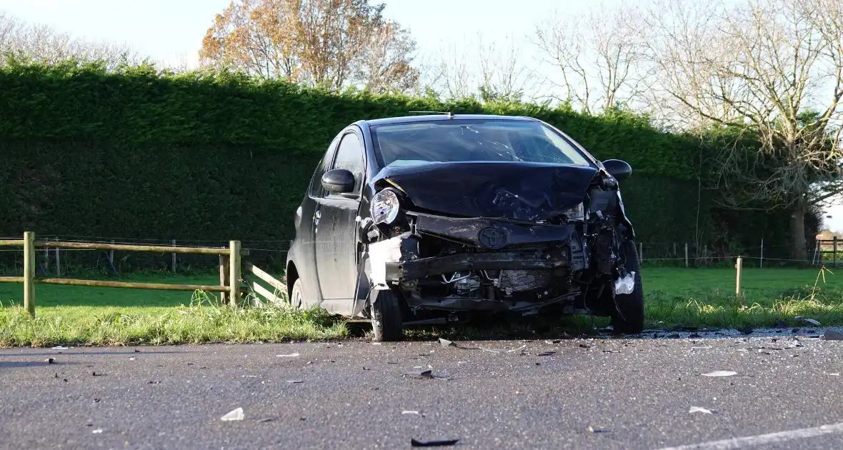 Auto belandt in sloot bij botsing - Foto 3