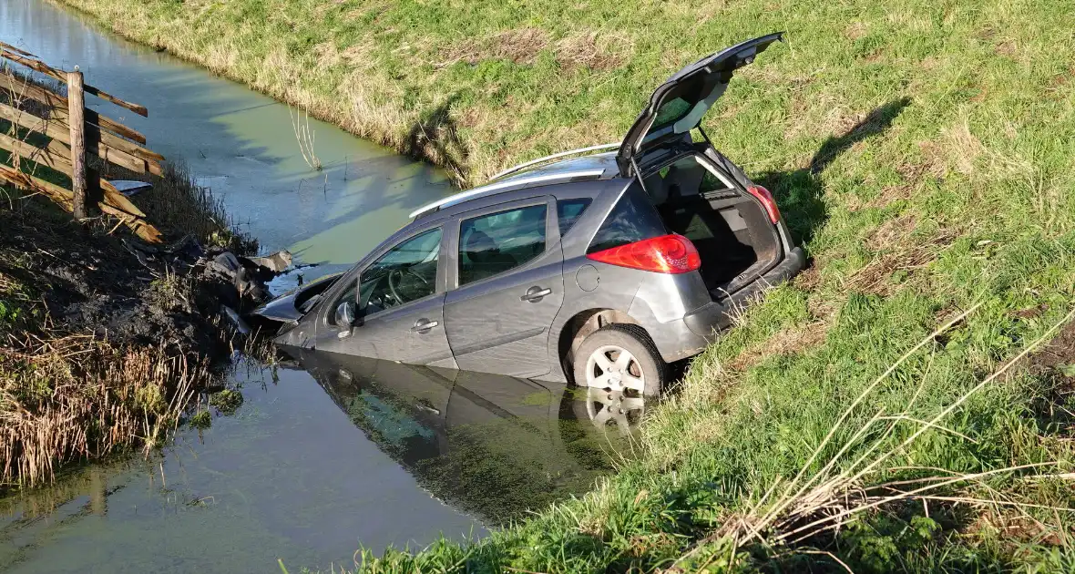 Auto belandt in sloot bij botsing - Foto 4