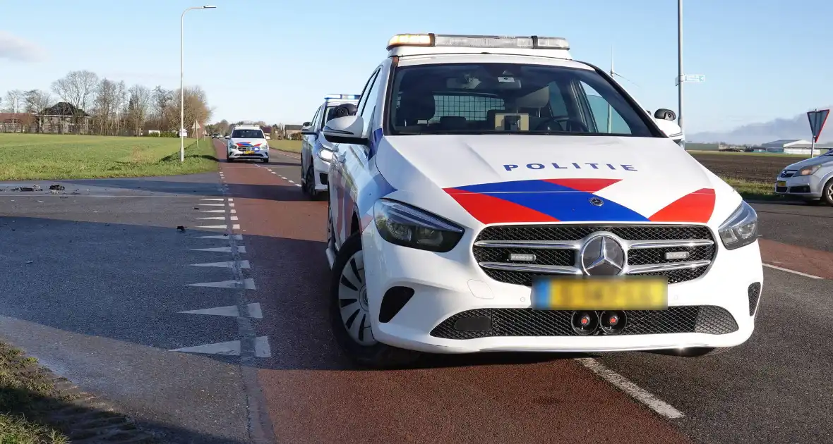 Auto belandt in sloot bij botsing - Foto 5