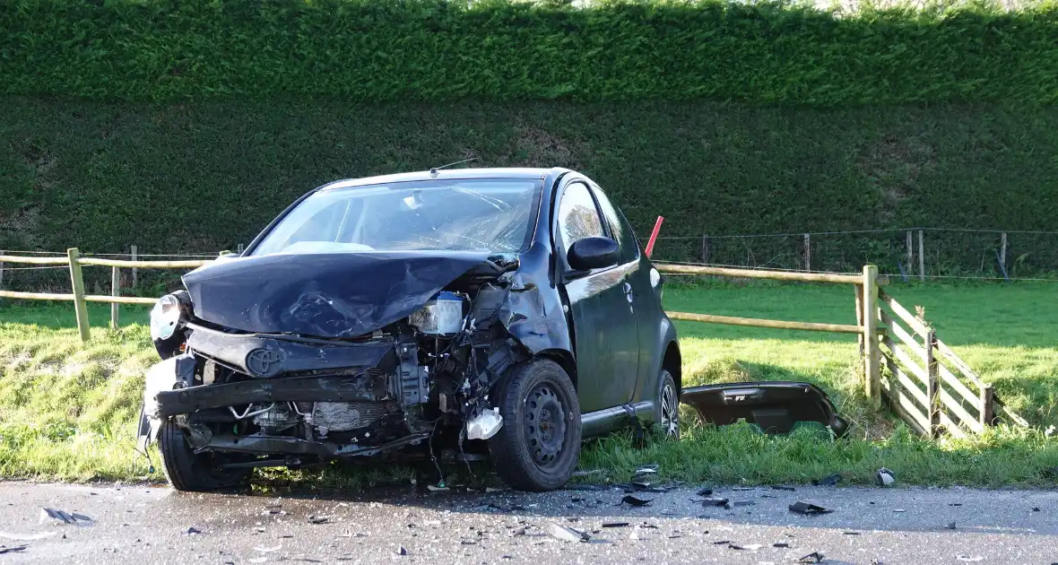 Auto belandt in sloot bij botsing - Foto 6