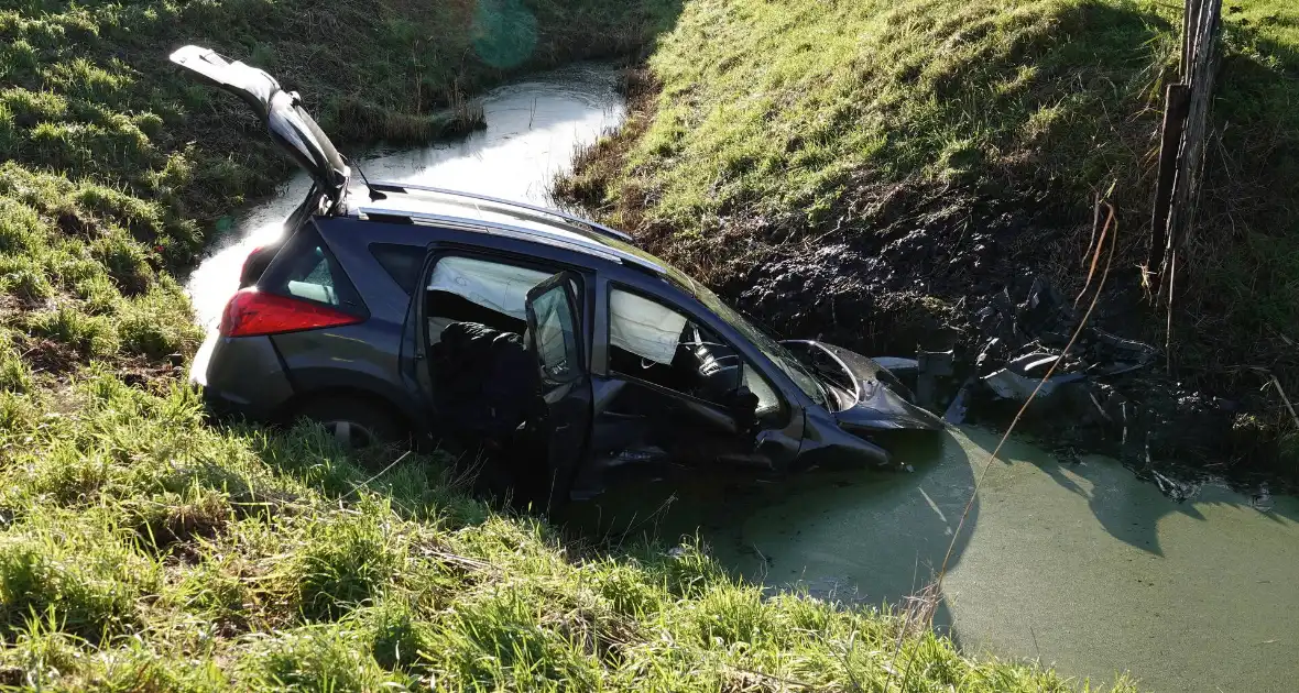 Auto belandt in sloot bij botsing - Foto 7