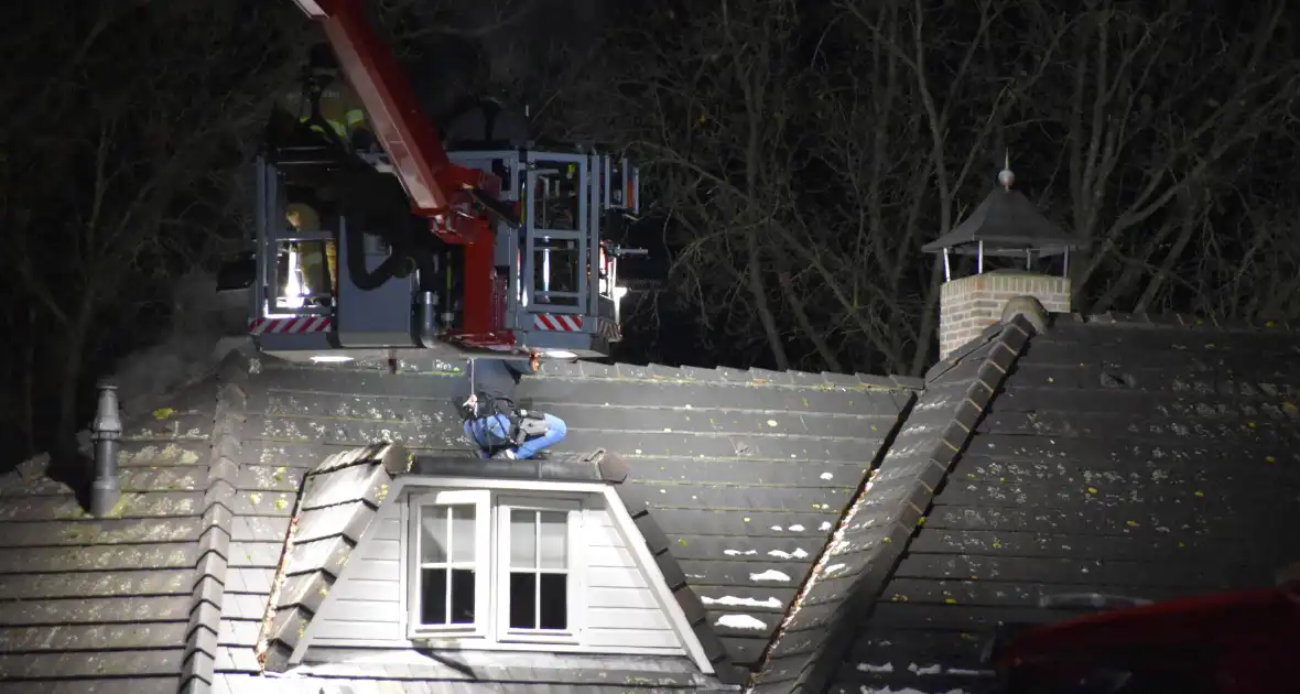 Persoon op dak van woning - Foto 1