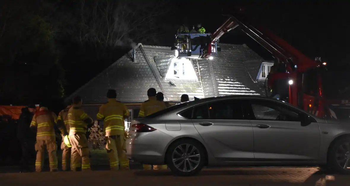 Persoon op dak van woning - Foto 4