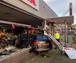 Automobilist rijdt motorzaak binnen