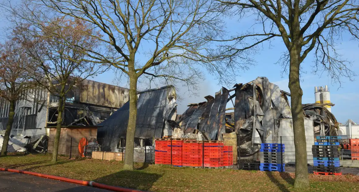 Bedrijfspand verwoest door vlammenzee - Foto 2