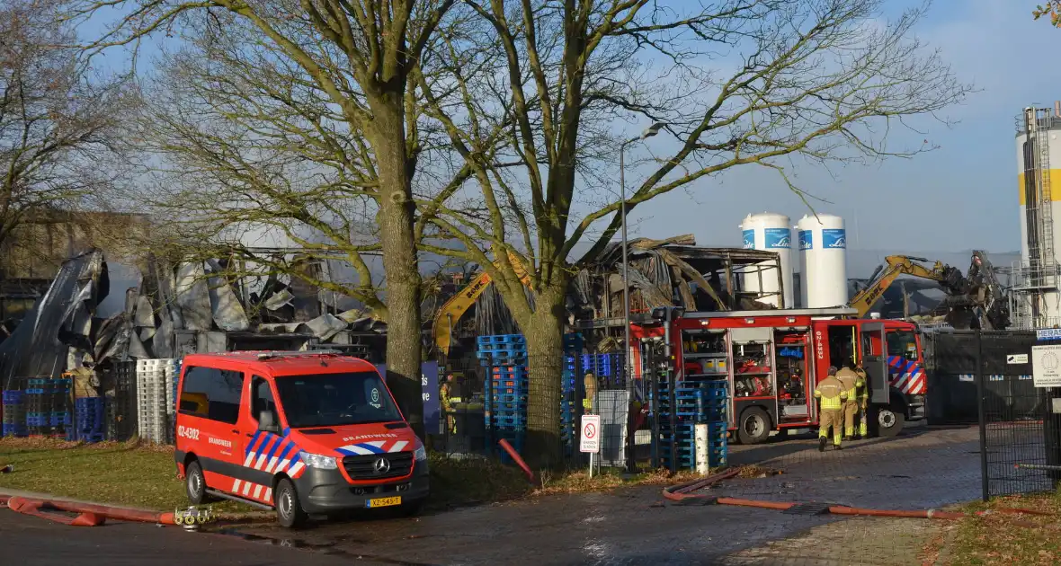 Bedrijfspand verwoest door vlammenzee - Foto 5