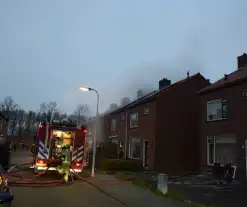 Woonblok ontruimd vanwege hevige brand, mogelijk vuurwerk betrokken