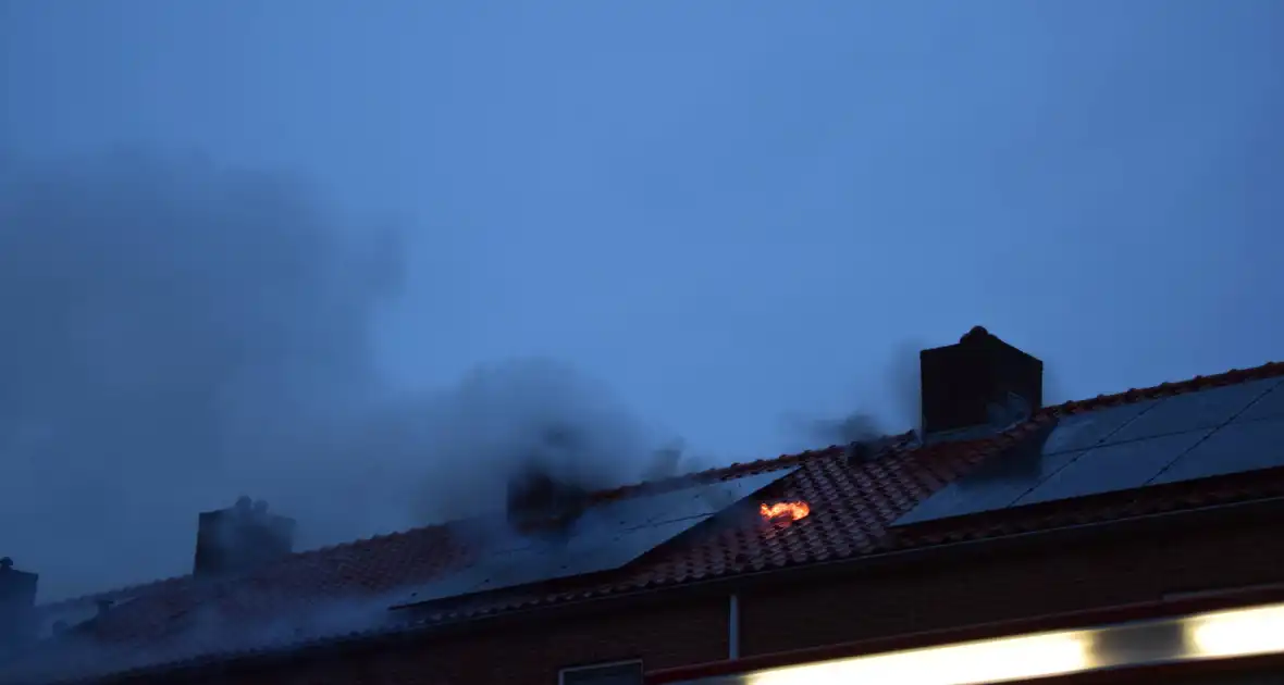 Uitslaande brand bij meerdere woningen - Foto 2