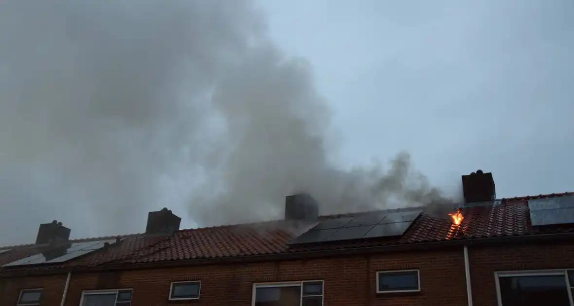 Uitslaande brand bij meerdere woningen - Foto 5