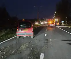 Auto komt in berm en botst op andere auto