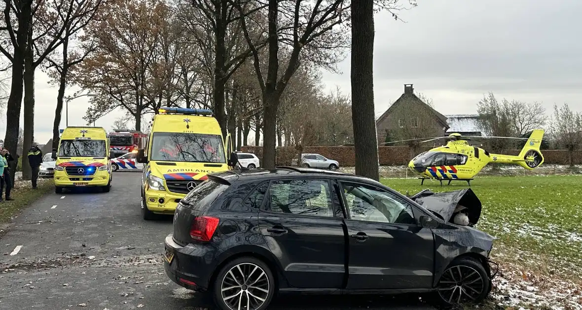 Automobilist zwaargewond bij botsing met boom