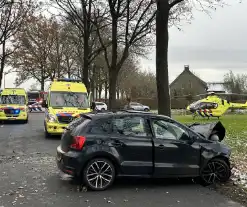 Automobilist zwaargewond bij botsing met boom