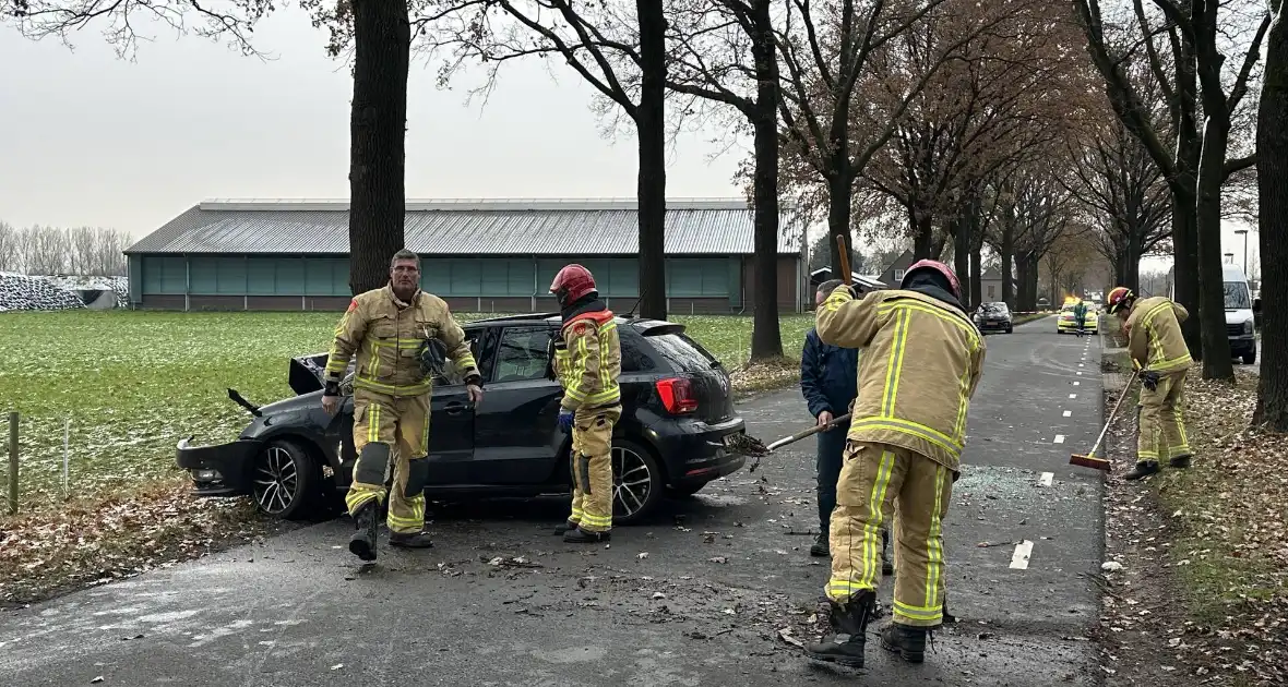 Automobilist zwaargewond bij botsing met boom - Foto 1